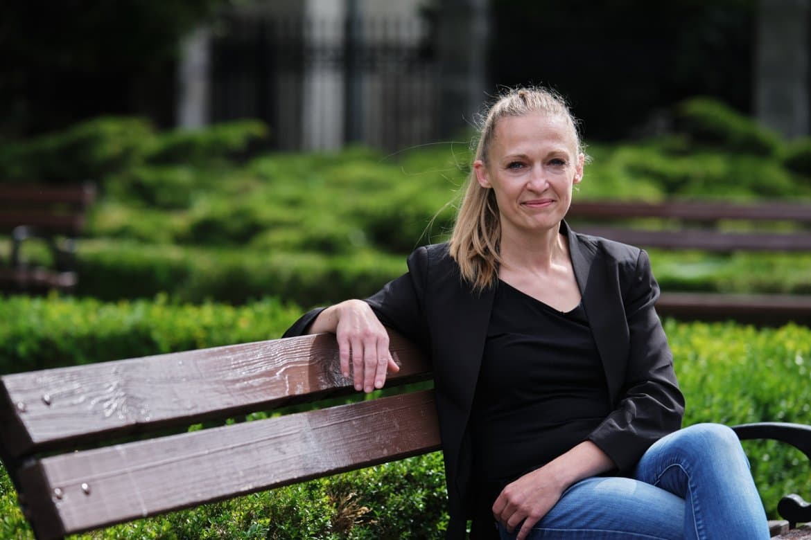 Portrait of dr Karolina Nowicka-Bauer at a laboratory bench